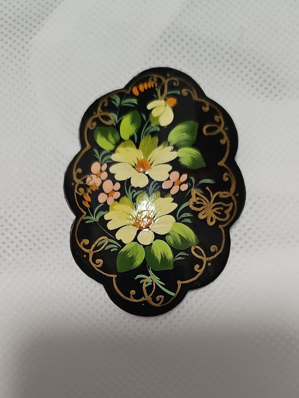Vintage RUSSIAN HAND PAINTED BROOCH.